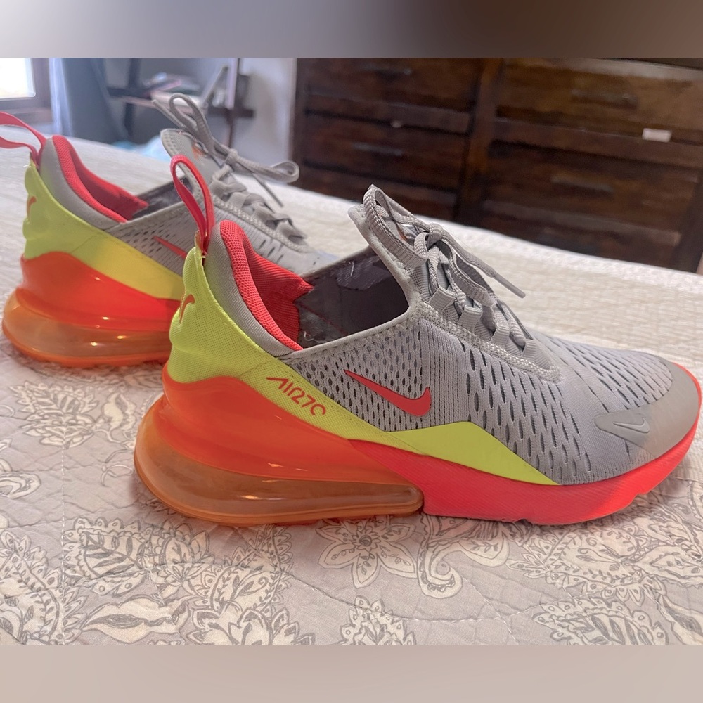 Woman’s Nike airmax 270